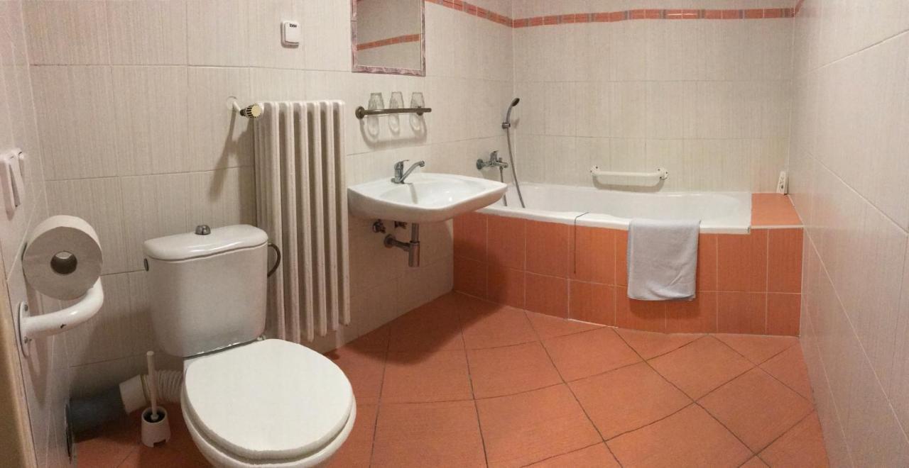 Hotel Remy Братислава Екстериор снимка
